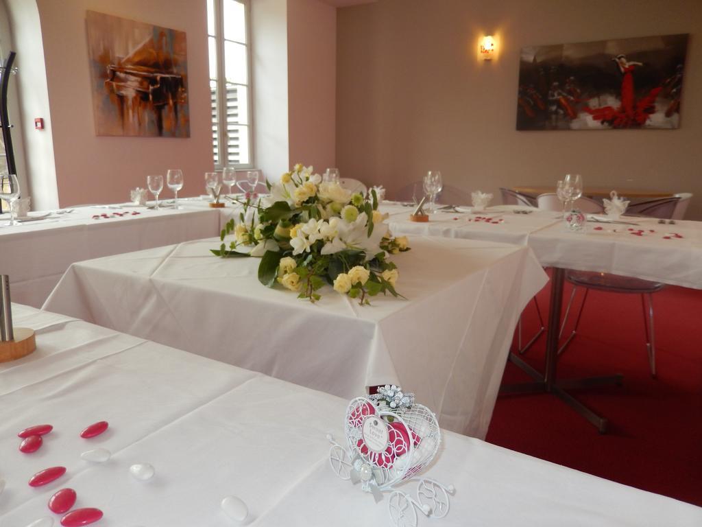 Hotel Restaurant Le Lion D'Or Gémozac Esterno foto
